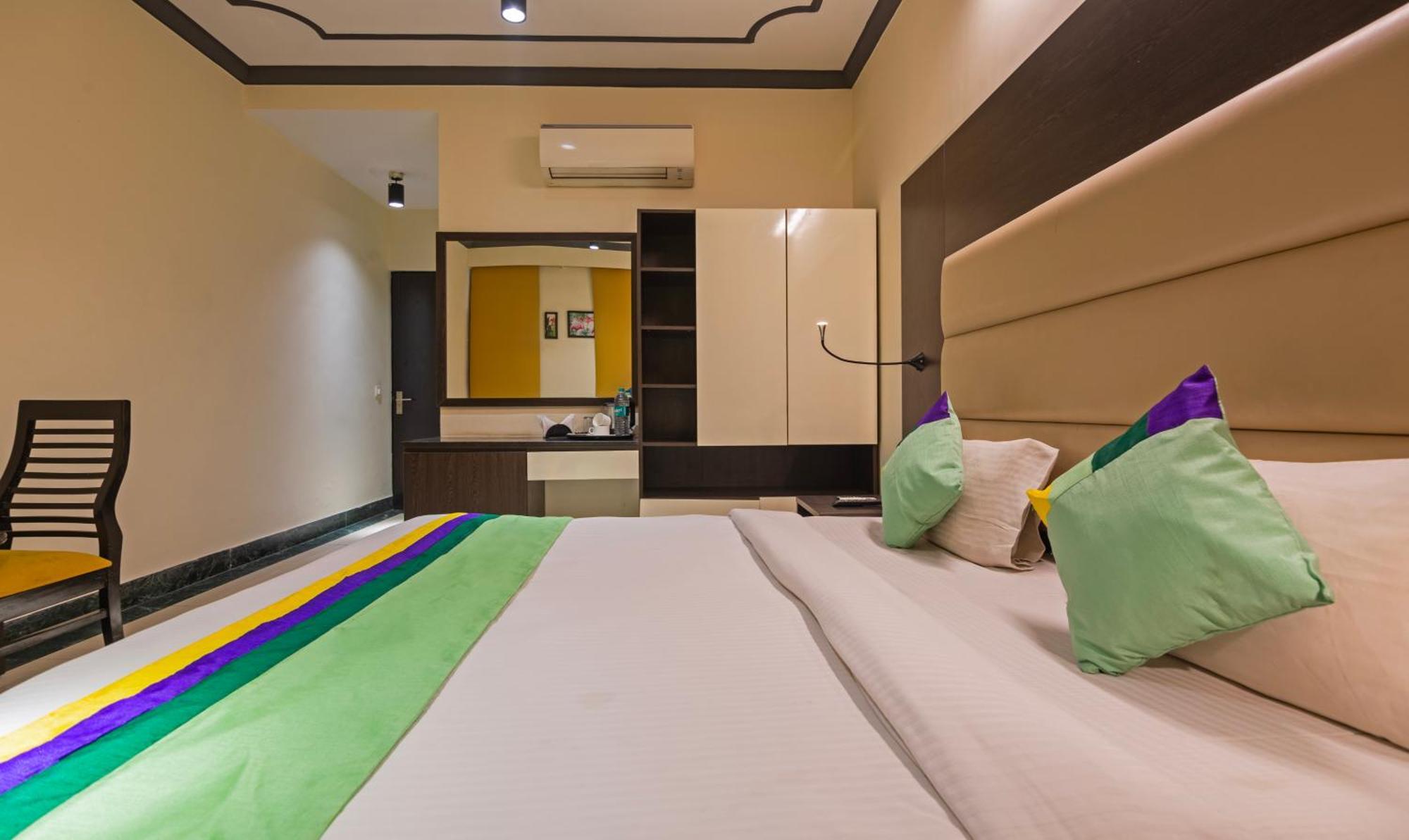 Super Townhouse Sushant Lok Phase 1 Formerly Hotel Neven Gurgaon Eksteriør bilde