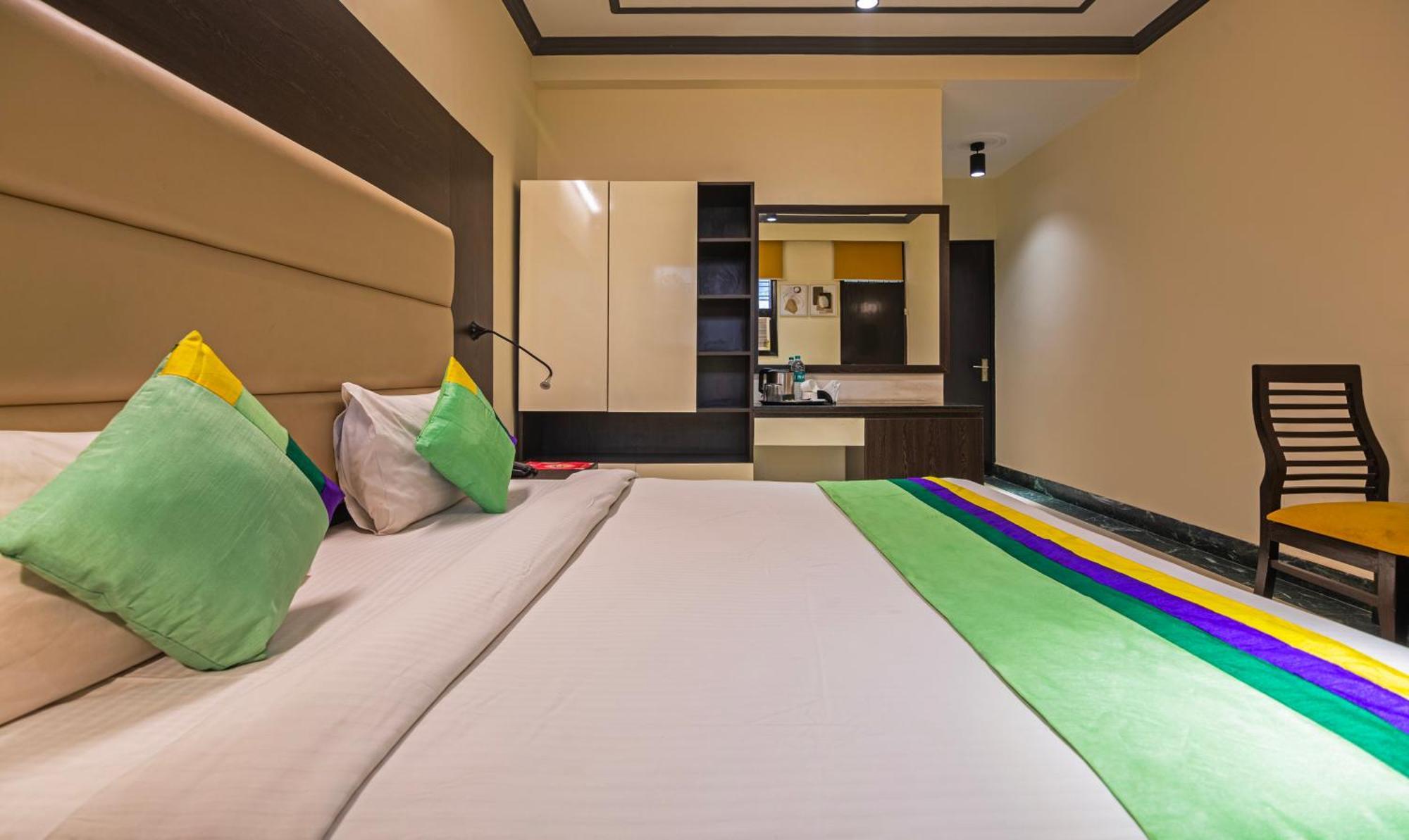 Super Townhouse Sushant Lok Phase 1 Formerly Hotel Neven Gurgaon Eksteriør bilde