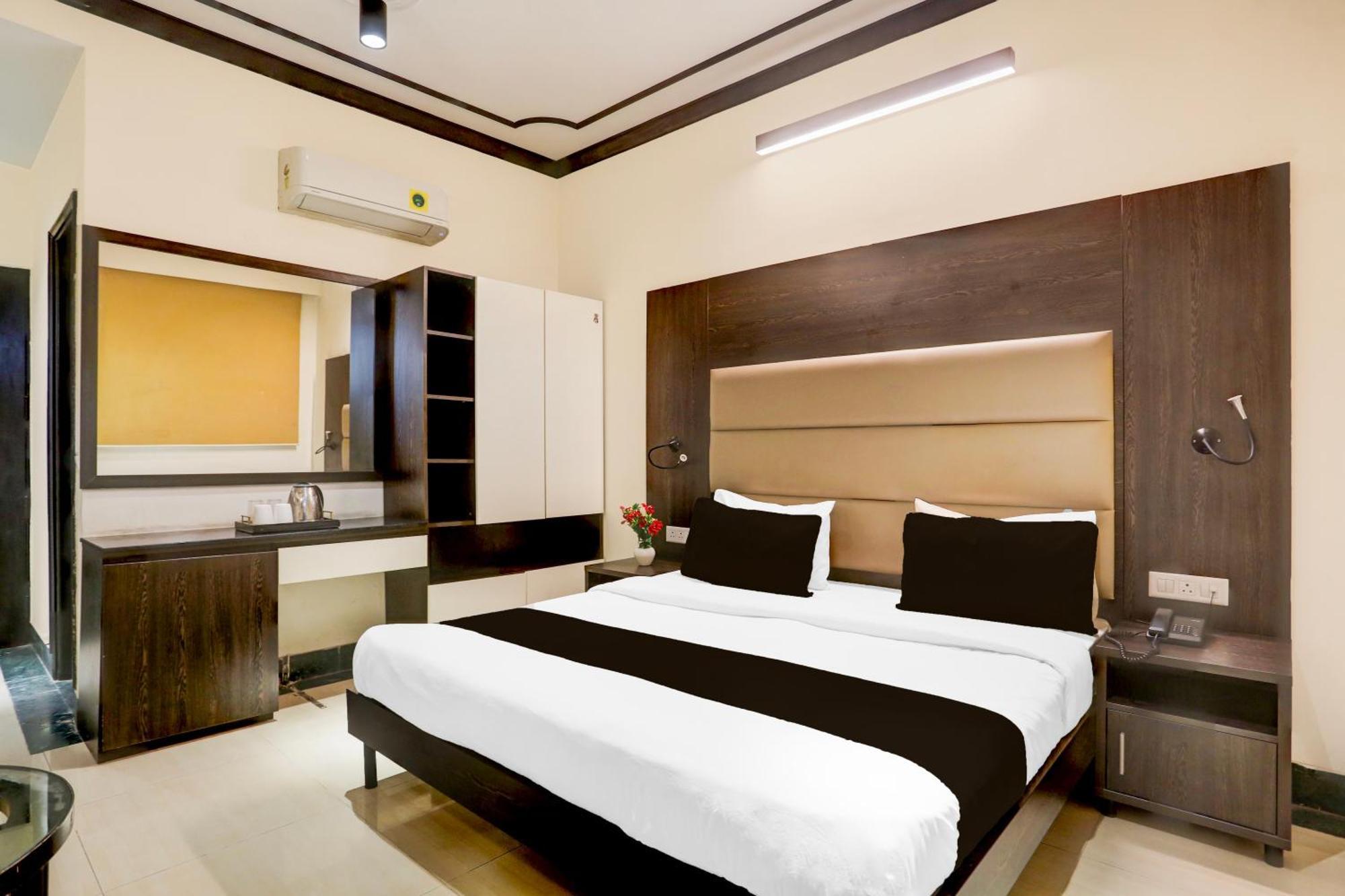 Super Townhouse Sushant Lok Phase 1 Formerly Hotel Neven Gurgaon Eksteriør bilde