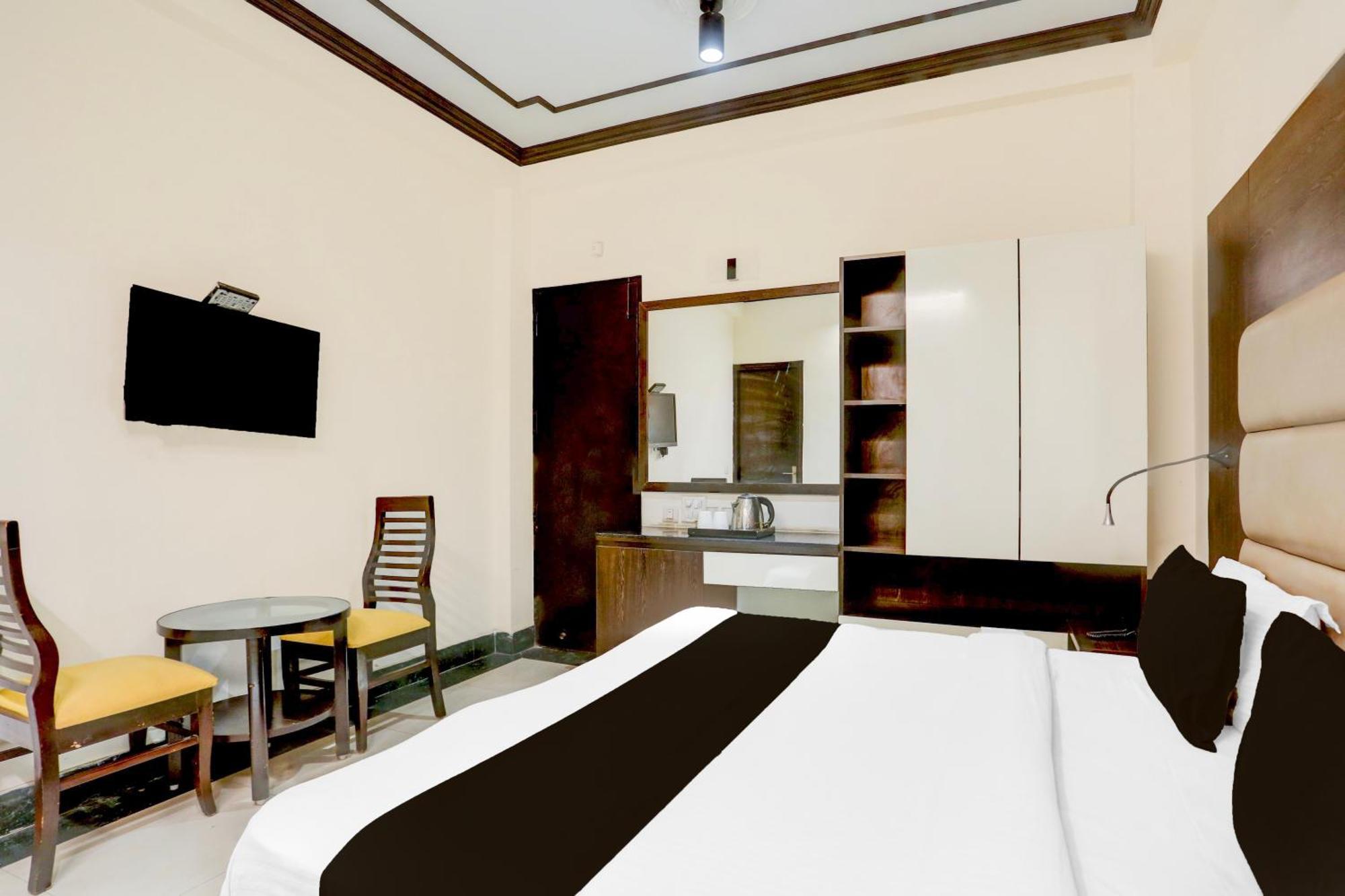 Super Townhouse Sushant Lok Phase 1 Formerly Hotel Neven Gurgaon Eksteriør bilde