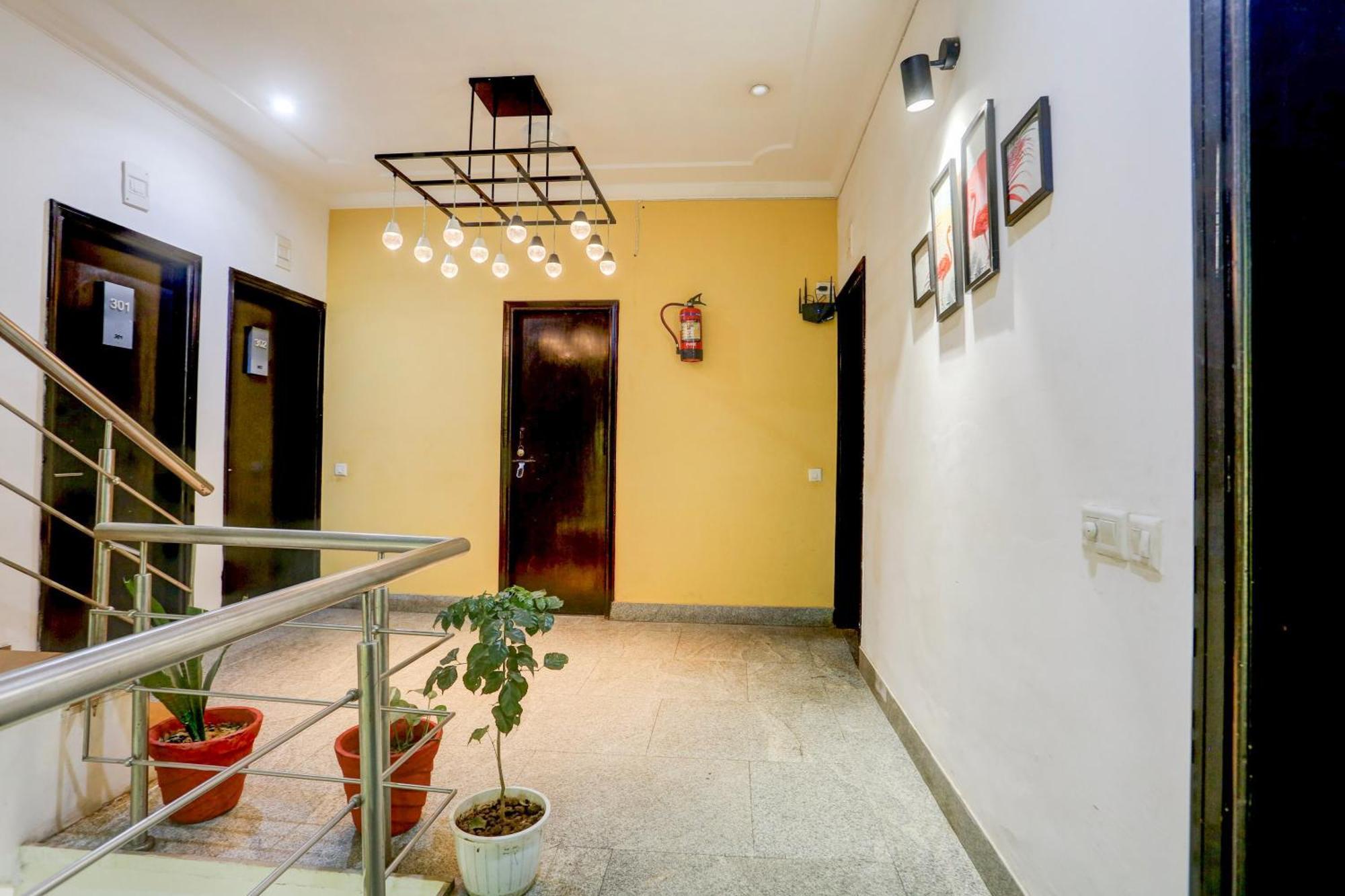 Super Townhouse Sushant Lok Phase 1 Formerly Hotel Neven Gurgaon Eksteriør bilde